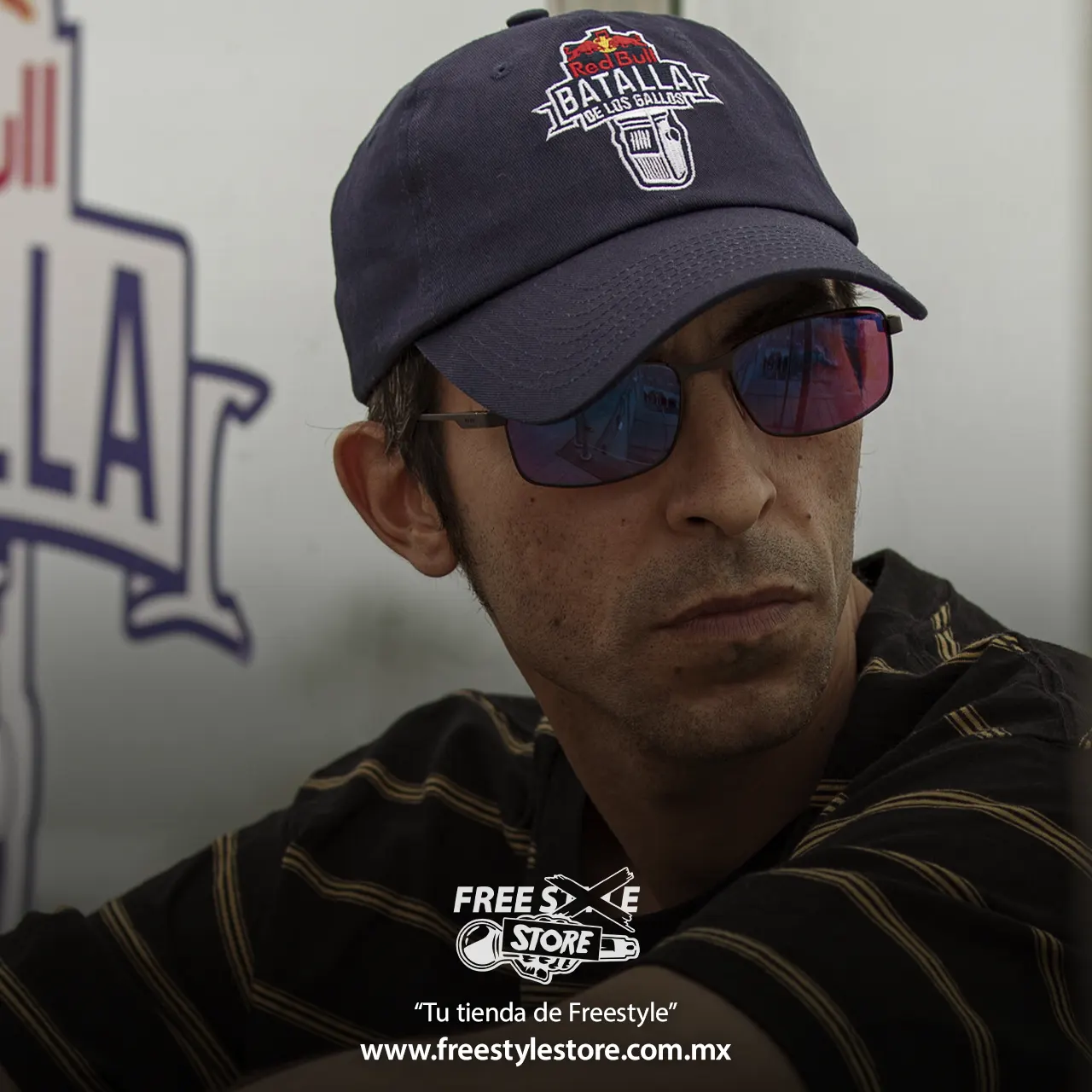 gorra azul curva de red bull batalla de los gallos