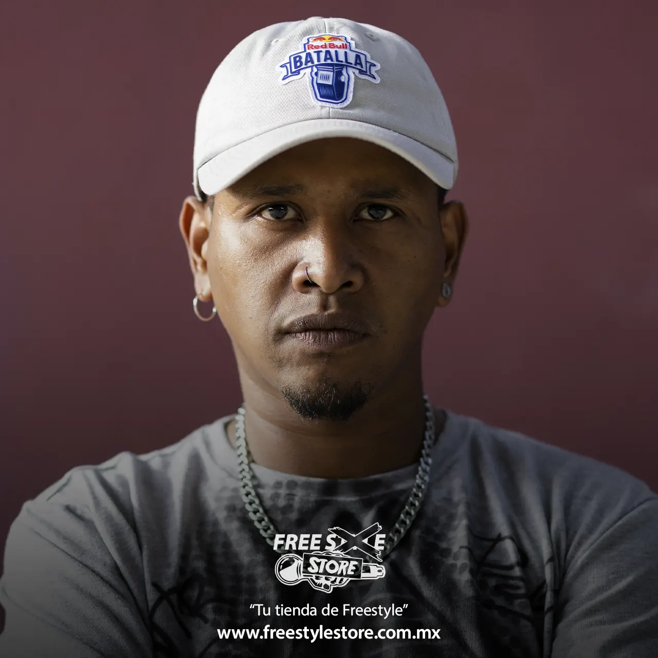 gorra blanca red bull batalla de los gallos freestyle