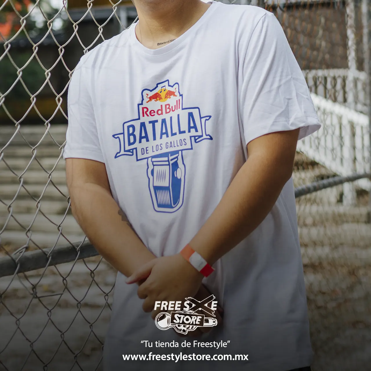 playera logo red bull batalla de los gallos freestyle color blanco